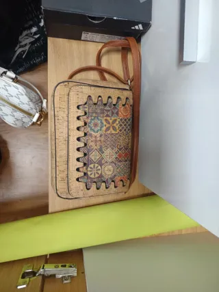 Bolso de corcho con diseño geométrico