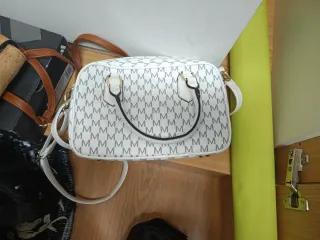 Bolso de corcho con diseño geométrico