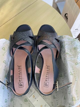 Sandalias Pitillos negras y doradas