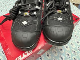 Zapatos de seguridad ELTEN negros y rojos