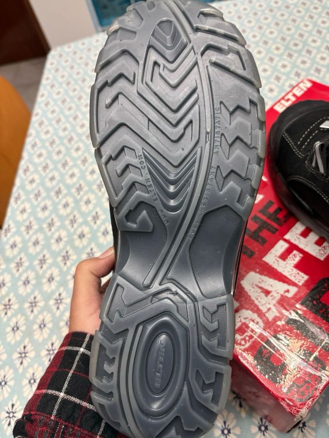 Zapatos de seguridad ELTEN negros y rojos