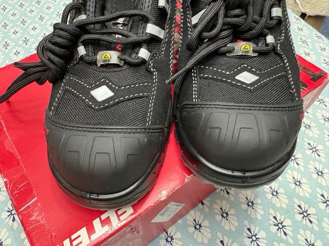 Zapatos de seguridad ELTEN negros y rojos
