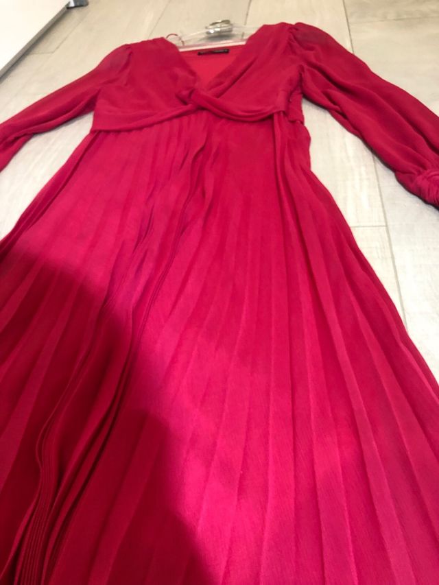 Vestido largo rosa con plisados