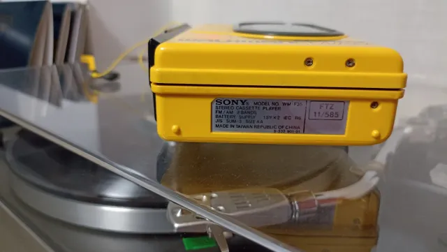 Walkman Sony WM-F35 Giallo
