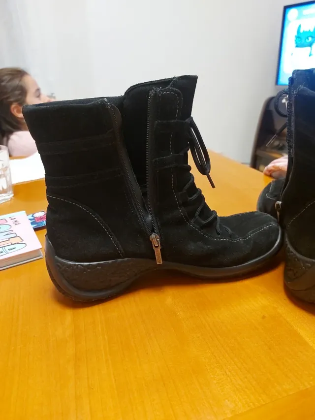 Scarponcini neri con lacci e zip