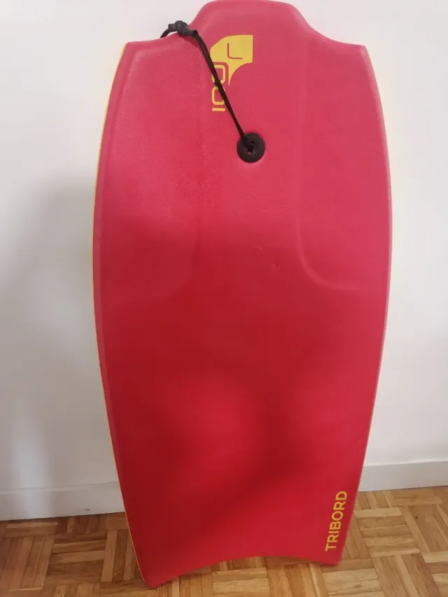 Tabla bodyboard roja y amarilla