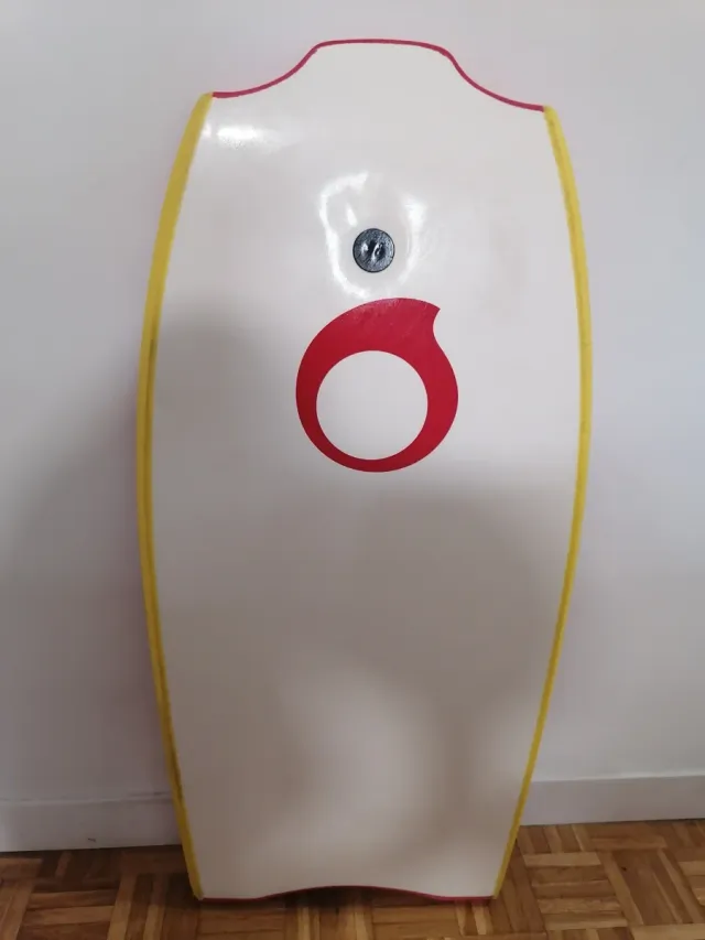 Tabla bodyboard roja y amarilla
