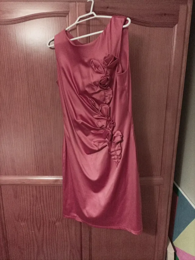 Vestido de fiesta naranja con flores en relieve