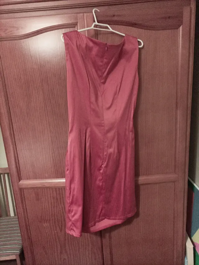 Vestido de fiesta naranja con flores en relieve