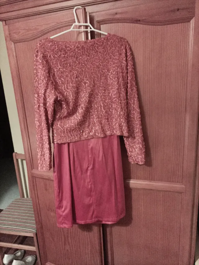 Vestido de fiesta naranja con flores en relieve