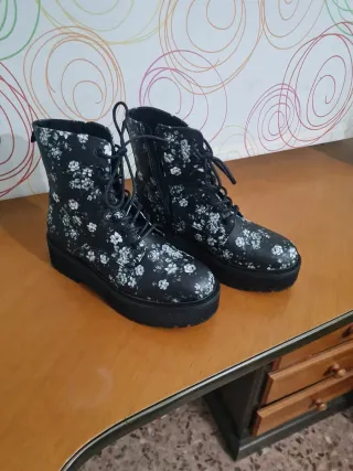 Botas negras con estampado floral