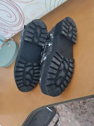 Botas negras con estampado floral