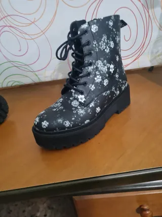 Botas negras con estampado floral