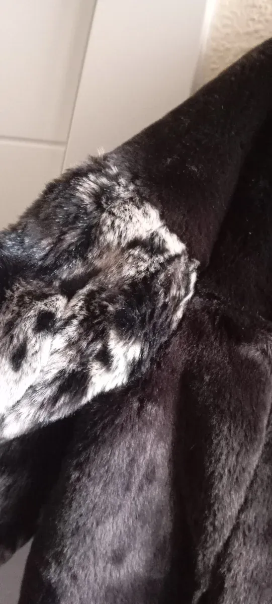 Chaquetón de pelo negro y marrón