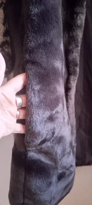 Chaquetón de pelo negro y marrón