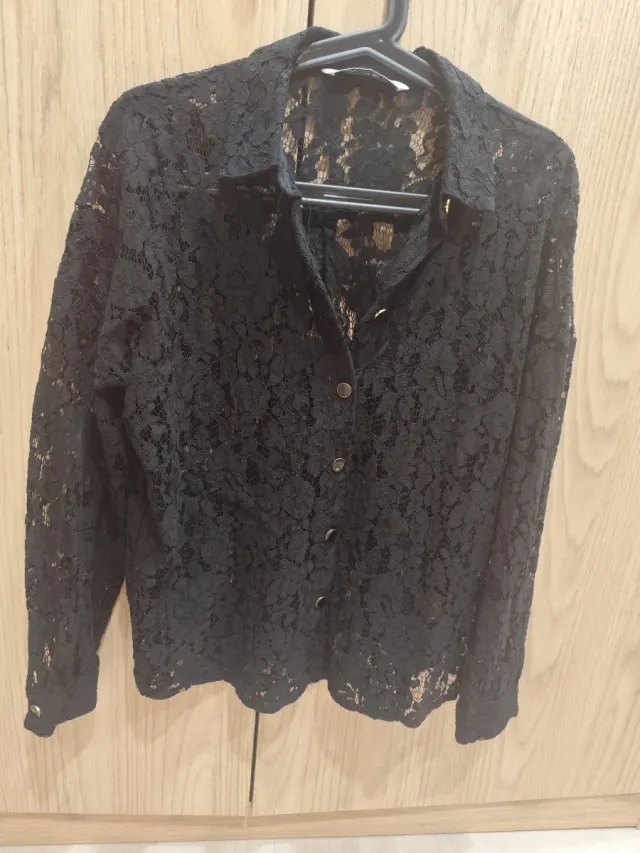 Blusa negra de encaje.