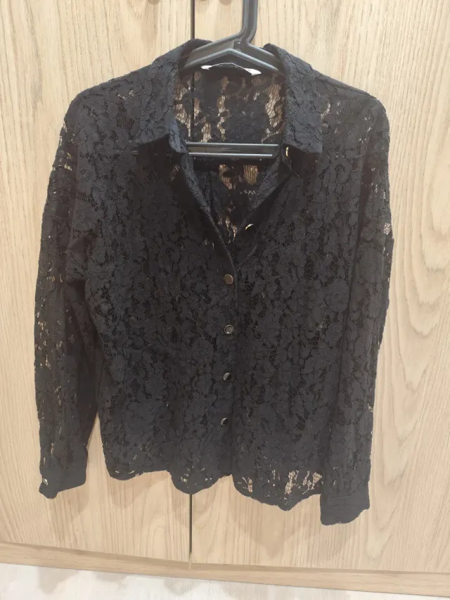 Blusa negra de encaje.