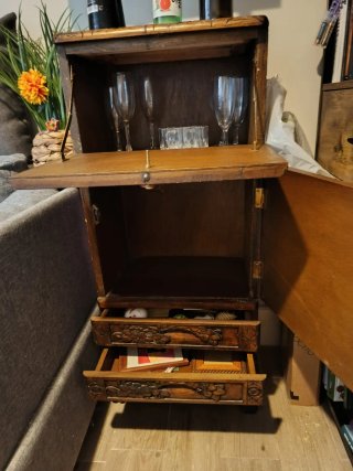 Mueble bar de madera tallada