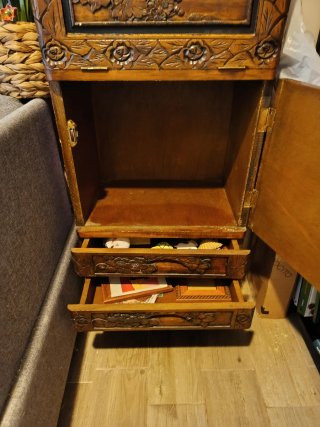 Mueble bar de madera tallada