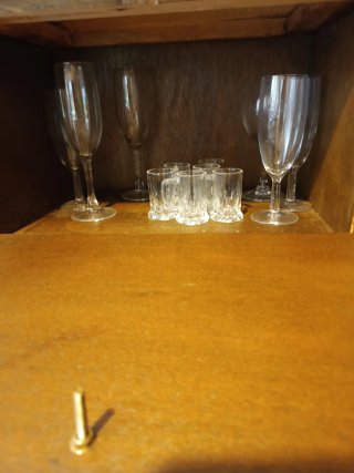 Mueble bar de madera tallada