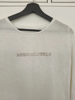 Camiseta blanca con letras doradas
