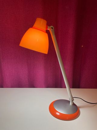 Flexo de escritorio naranja y gris