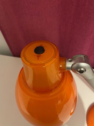 Flexo de escritorio naranja y gris