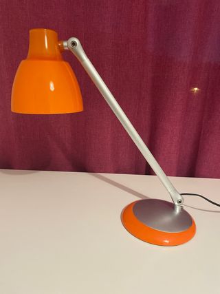 Flexo de escritorio naranja y gris
