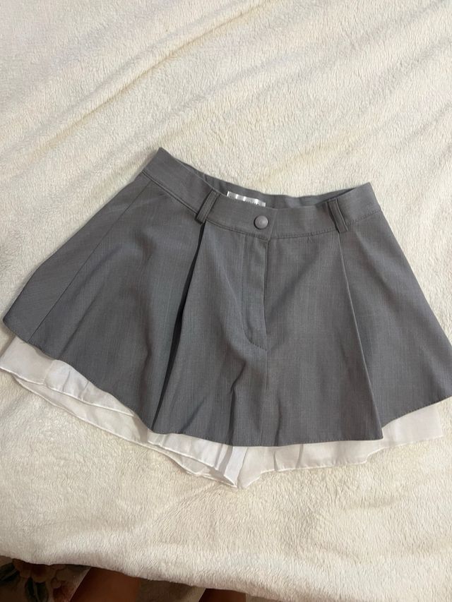 Falda gris con shorts blancos