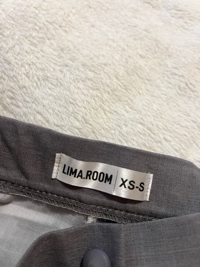 Falda gris con shorts blancos