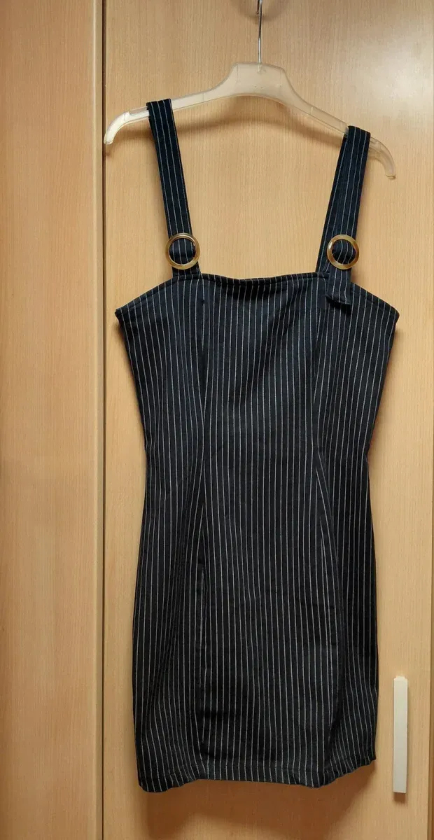 Vestido corto de rayas con tirantes