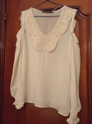 Blusa blanca con encaje y hombros descubiertos