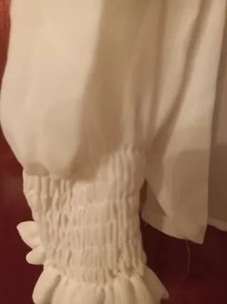 Blusa blanca con encaje y hombros descubiertos