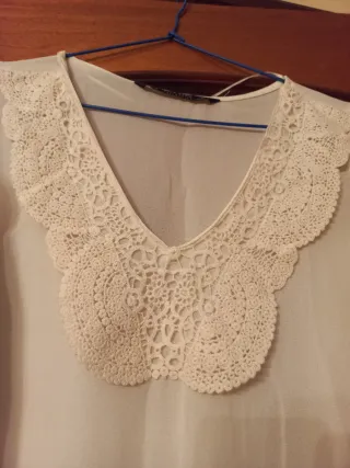 Blusa blanca con encaje y hombros descubiertos