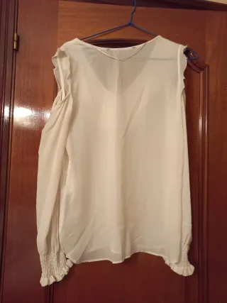 Blusa blanca con encaje y hombros descubiertos