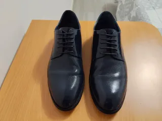 Zapatos de novio azul marino.