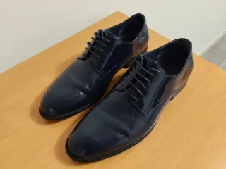 Zapatos de novio azul marino.