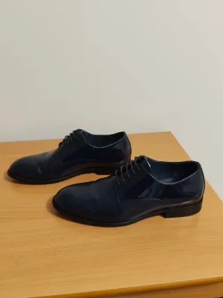 Zapatos de novio azul marino.