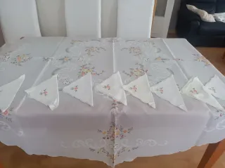 Mantelería Organdil Bordada a Mano para mesa redon