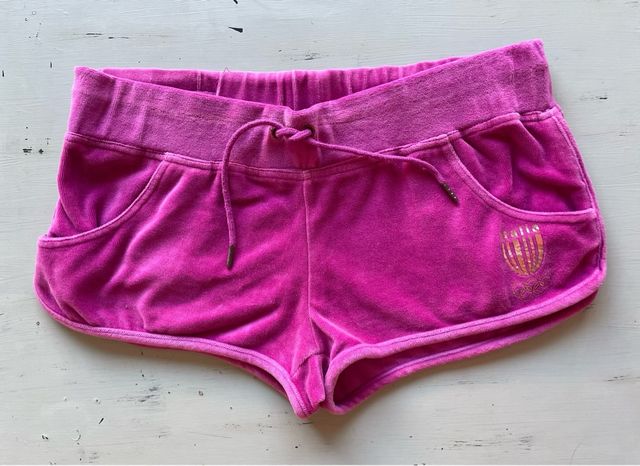 Mini-short deportivo rosa y letras en dorado.