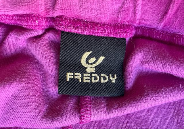 Mini-short deportivo rosa y letras en dorado.