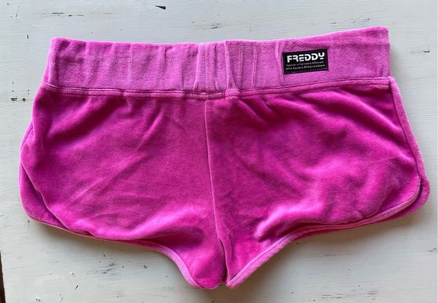 Mini-short deportivo rosa y letras en dorado.