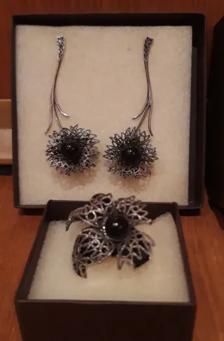 Conjunto Victorio & Lucchino anillo y pendientes