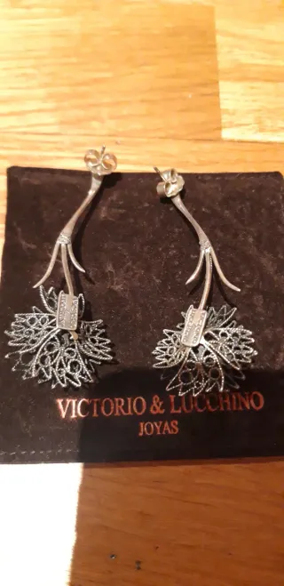 Conjunto Victorio & Lucchino anillo y pendientes