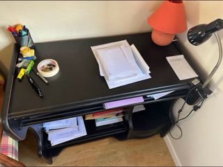 Escritorio de madera negro