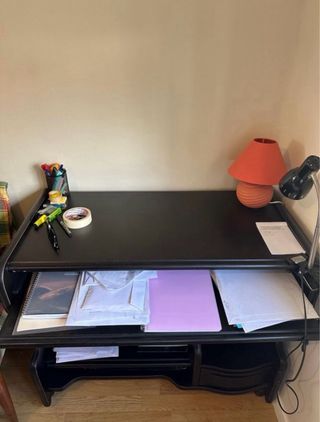 Escritorio de madera negro