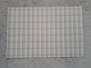 Tovagliette intrecciate eleganti per la tavola