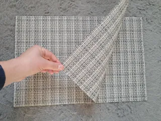 Tovagliette intrecciate eleganti per la tavola