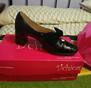 Zapatos de piel negros con lazo. Marca D'Chicas