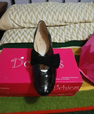 Zapatos de piel negros con lazo. Marca D'Chicas